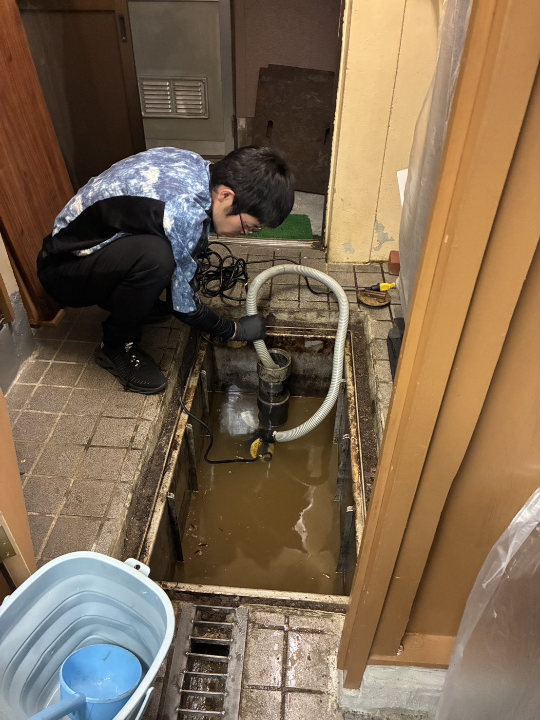 大垣市のグリストラップ清掃なら、格安15,000円～。専門FC「グリトル」所属のスタッフが、油汚れも悪臭も丁寧に清掃します。
